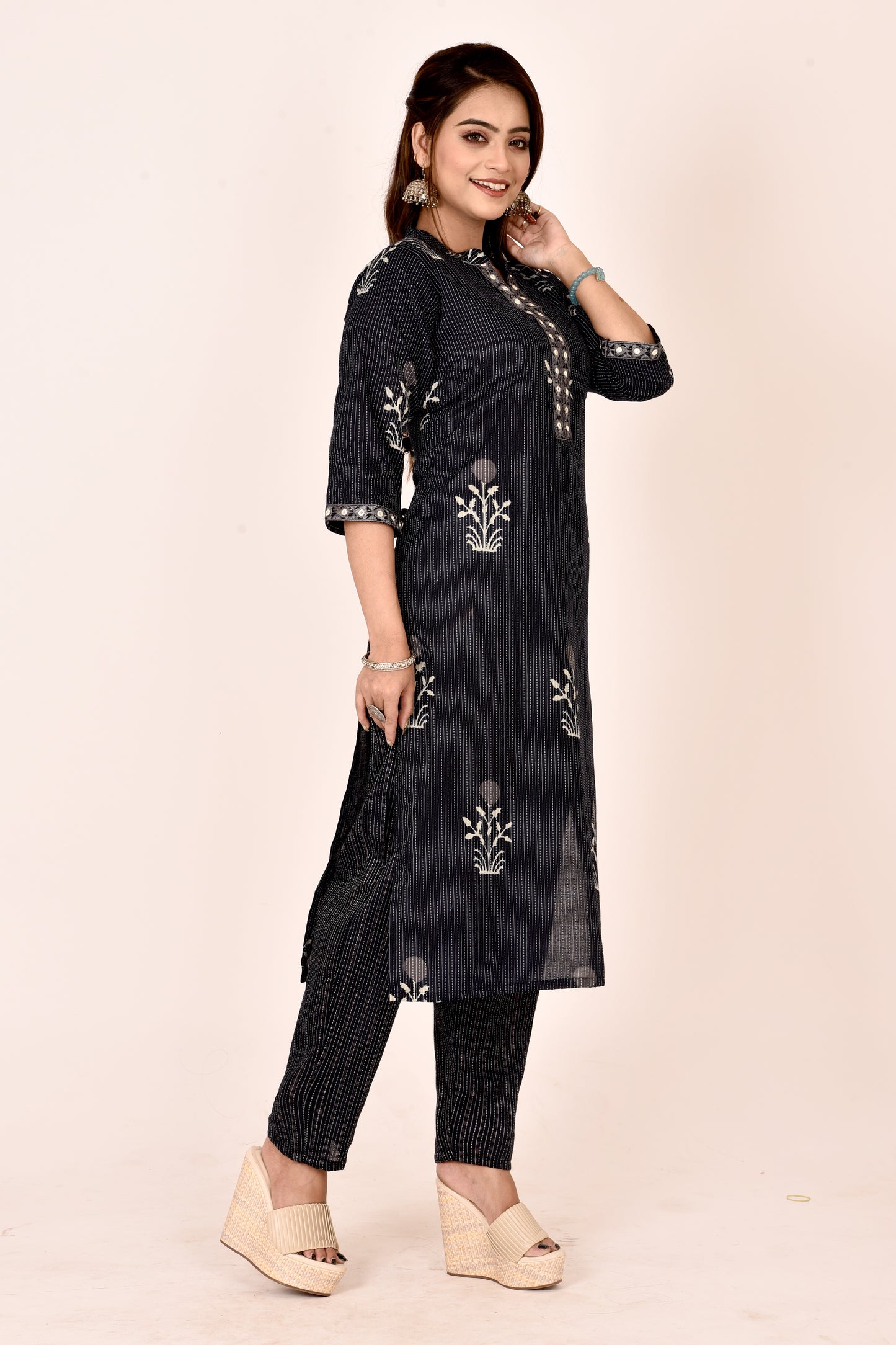 Black Floral Threadwork Kurta With Pant