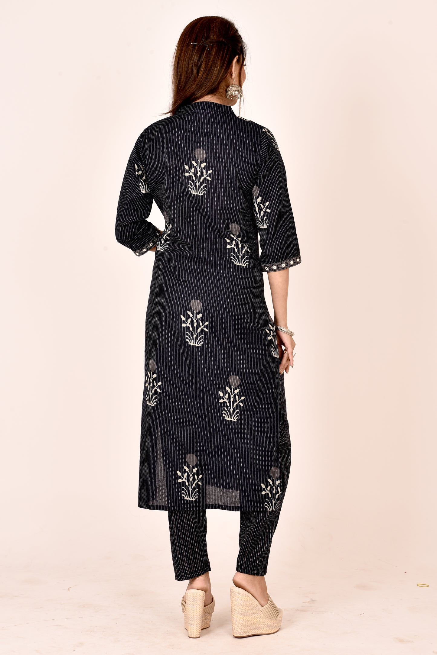 Black Floral Threadwork Kurta With Pant